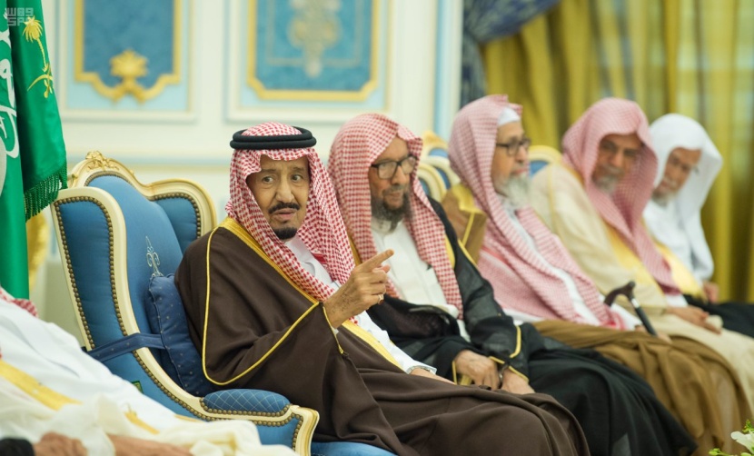 الملك سلمان يستقبل الأمراء ومفتي عام المملكة والعلماء والوزراء وجمعا من المواطنين