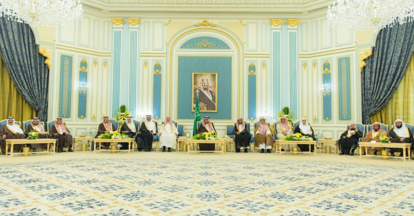 الملك سلمان يستقبل الأمراء ومفتي عام المملكة والعلماء والوزراء وجمعا من المواطنين