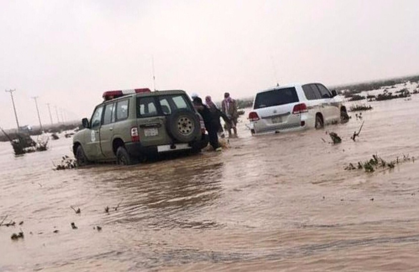 الدفاع المدني ينقذ 1480 شخصا جراء الأمطار والسيول في عدد من مناطق المملكة