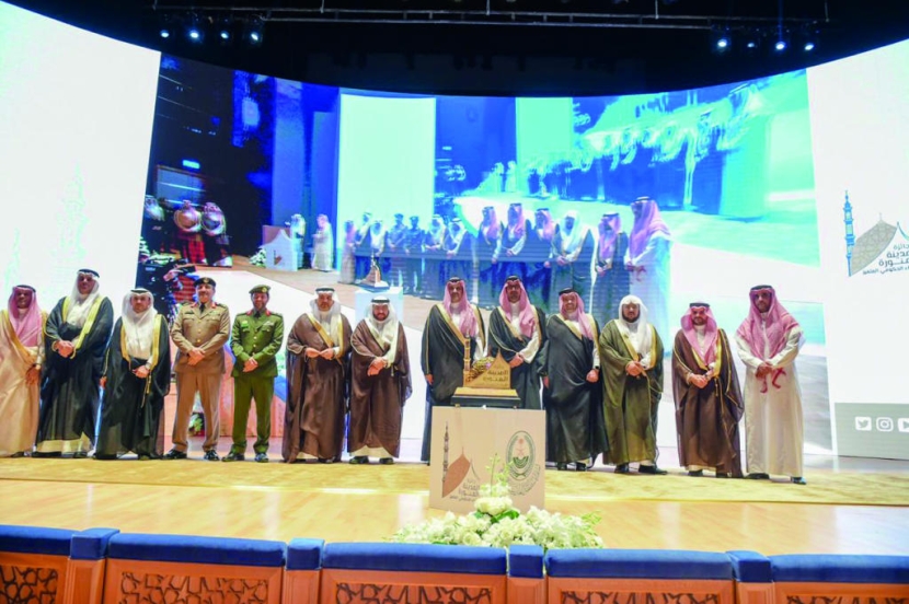 أمير المدينة المنورة يكرم الفائزين
بجائزة «الأداء الحكومي المتميز»