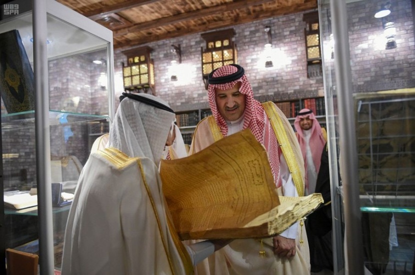 أمير منطقة المدينة المنورة يدشن مكتبة الأديب والمؤرخ عبيد بن عبدالله مدني 