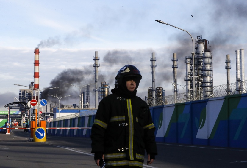 إخماد حريق في مصفاة لتكرير النفط في موسكو