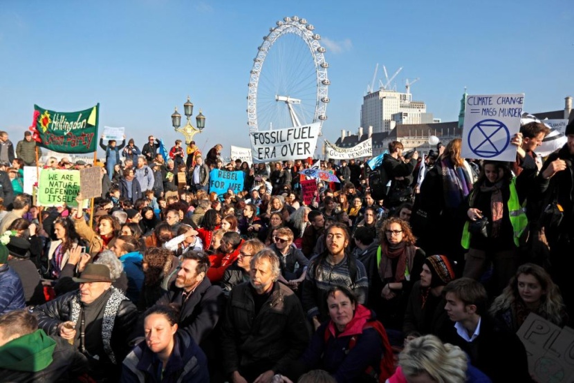 احتجاج بيئي يؤدي لإغلاق جسور في لندن واعتقال 70 شخصا