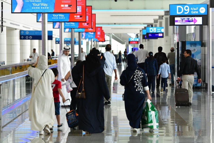 الإمارات تبدأ اليوم تطبيق نظام "رد الضريبة" للسياح في مطاراتها