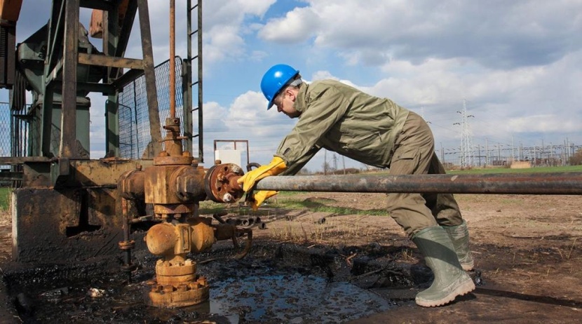 رغم خفض متوقع للإمدادات.. النفط يتراجع مع ارتفاع الإنتاج الأمريكي
