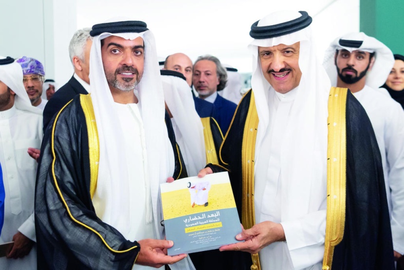 سلطان بن سلمان يهدي نسخة من «البعد الحضاري» إلى حامد بن زايد