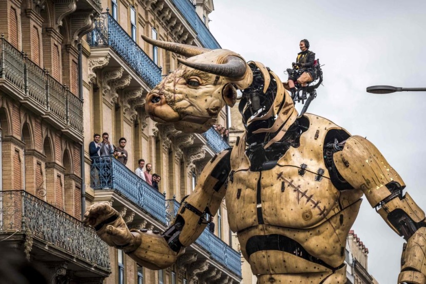 كائنات آلية عملاقة تجوب وسط مدينة تولوز الفرنسية