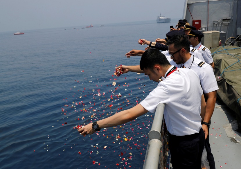 بالدموع والورود.. أقارب ضحايا الطائرة الإندونيسية يودعون أحبابهم 