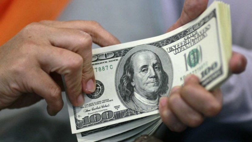 الدولار يرتفع صوب أعلى مستوى في 16 شهرا بعد تلميحات المركزي الأمريكي