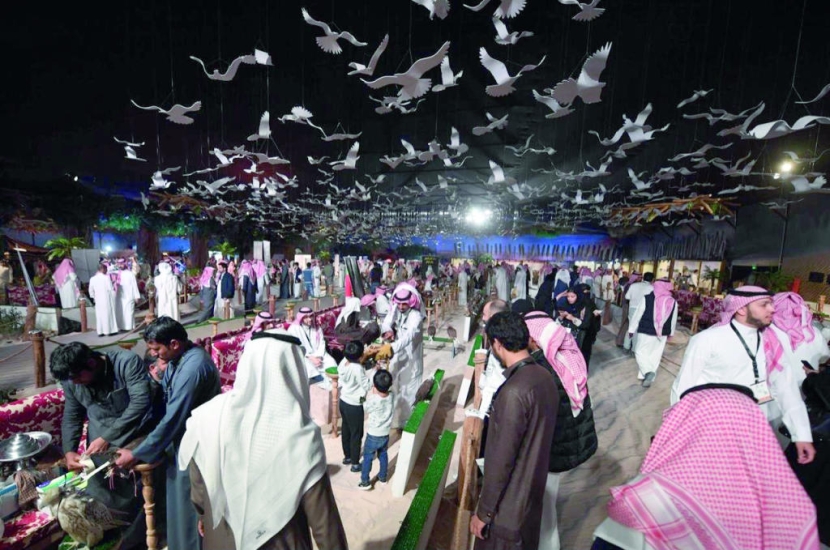 110 آلاف زائر لمعرض الصقور في 3 أيام