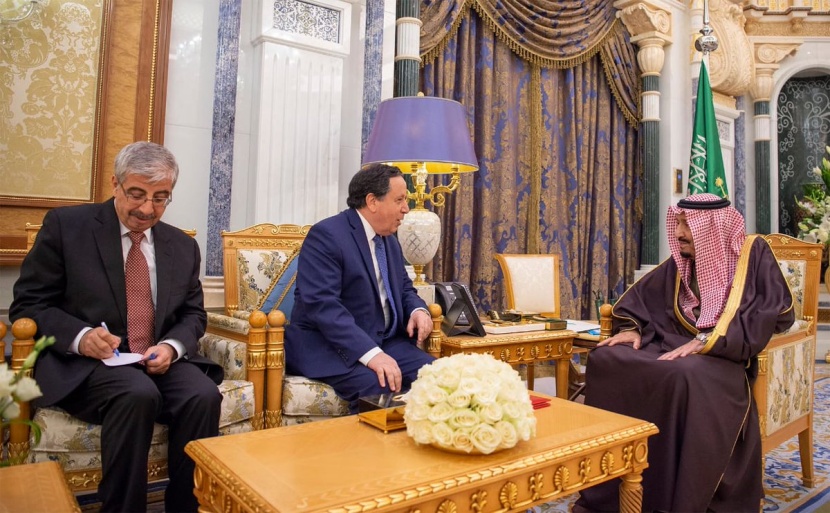 خادم الحرمين الشريفين يتسلم رسالة من رئيس الجمهورية التونسية