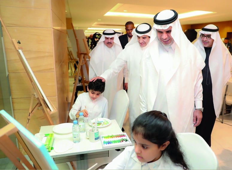 لوحات ثقافية وفنية رسمها الطلاب والطالبات بحضور وزير التعليم في ذكرى البيعة