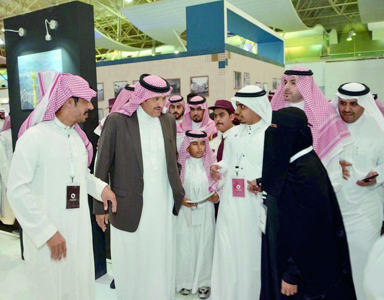 سلطان بن سلمان يكرم المصور الراحل مدني سندي في ملتقى ألوان السعودية