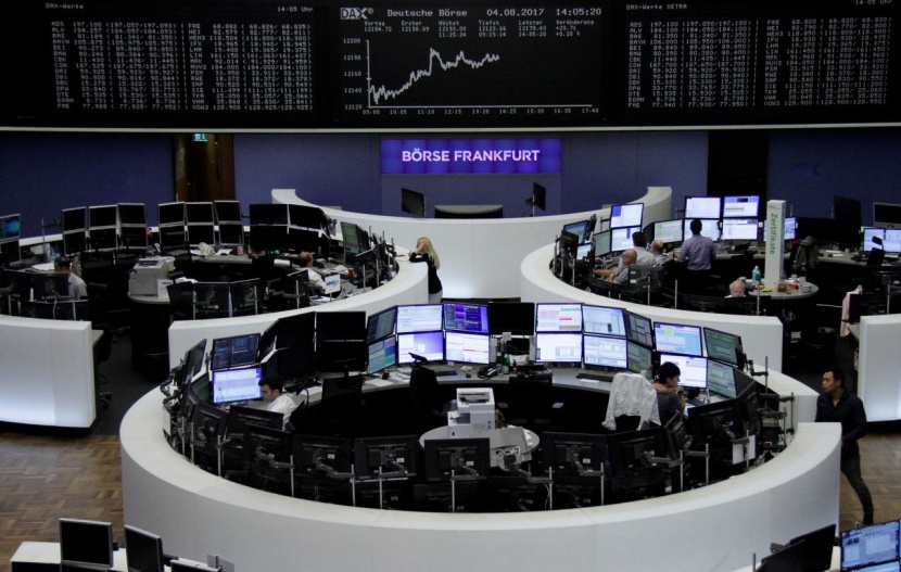 الأسهم الأوروبية تنخفض صباحا وسط معاملات ضعيفة بسبب العطلات