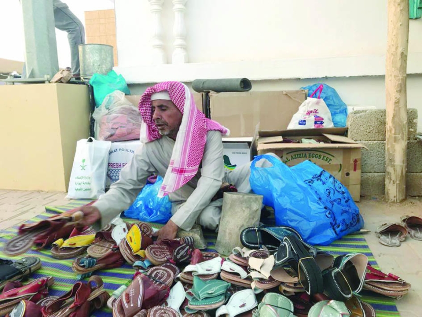 في «الجنادرية» .. عبدالرحيم يقدم خلاصة 25 عاما في صناعة الأحذية