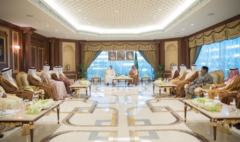 وزير الداخلية يعقد جلسة مباحثات مع وزير الداخلية الإماراتي
