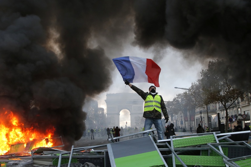 احتجاجات الطلاب وذوي السترات الصفراء مستمرة في فرنسا