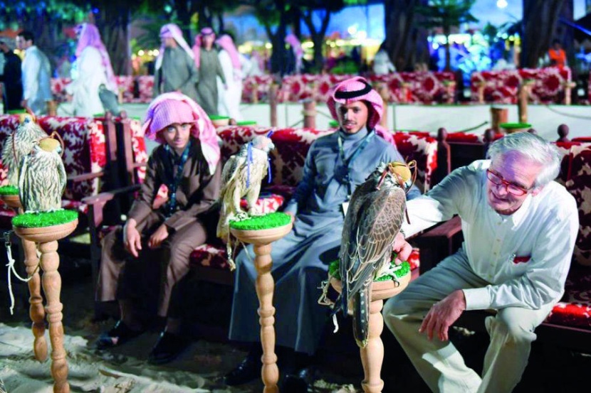 صقارون: حركة بيع الصقور مزدهرة .. والأرباح تصل إلى 200 ألف للصقر