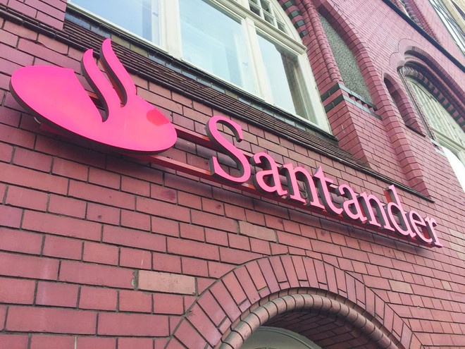 فرع بنك "سانتاندر" الإسباني في بولندا يشطب 1400 وظيفة