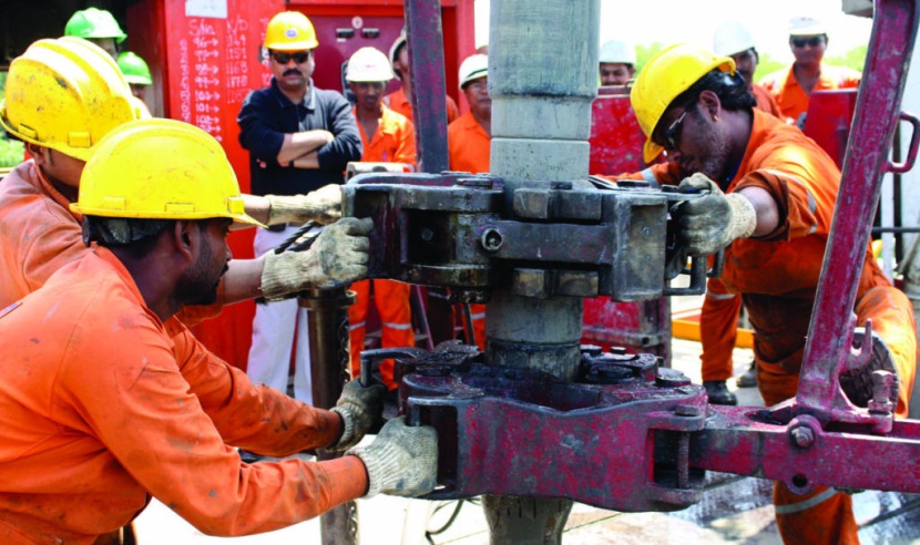 "أوبك": الطلب النفطي يواجه ضغطا من ارتفاع المعروض والتوترات الجيوسياسية