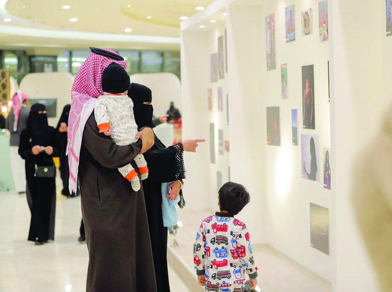 100 مصور يعرضون إبداعهم على جدارية ملتقى "أسرار"