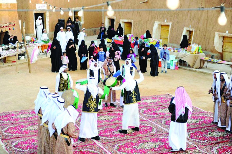 "القرية التراثية" تعاود نشاطها السياحي بعروض ترفيهية تجذب الجماهير