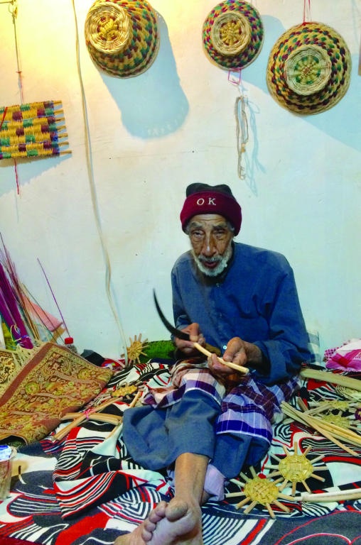 أكبر حرفيي "الجنادرية": صناعة السلال أوصلتني للسلام على الملك