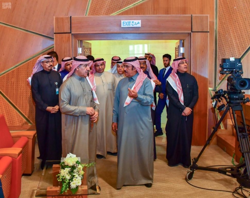 وزير الإعلام يطلع على سير العمل في "واس"