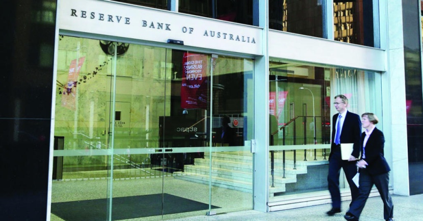 «تراكم المخاطر» يدفع «بنوك البنوك» للعودة إلى تيسير السياسات النقدية