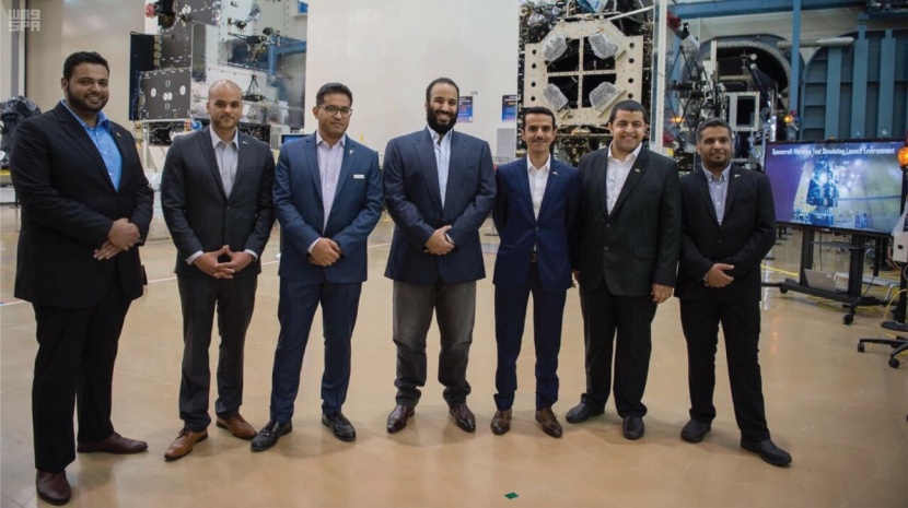 السعودية تطلق قمرها (SGS-1) حاملا توقيع ولي العهد بعبارة "فوق هام السحب"