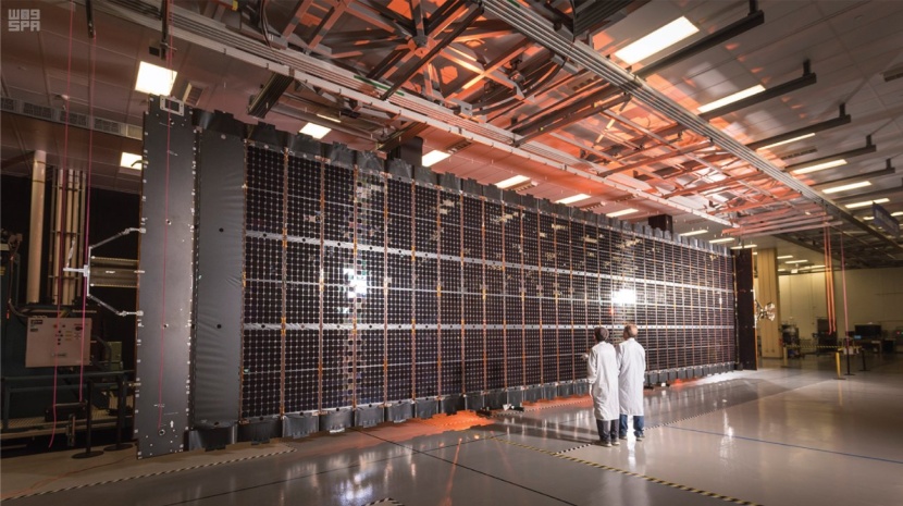 السعودية تطلق قمرها (SGS-1) حاملا توقيع ولي العهد بعبارة "فوق هام السحب"
