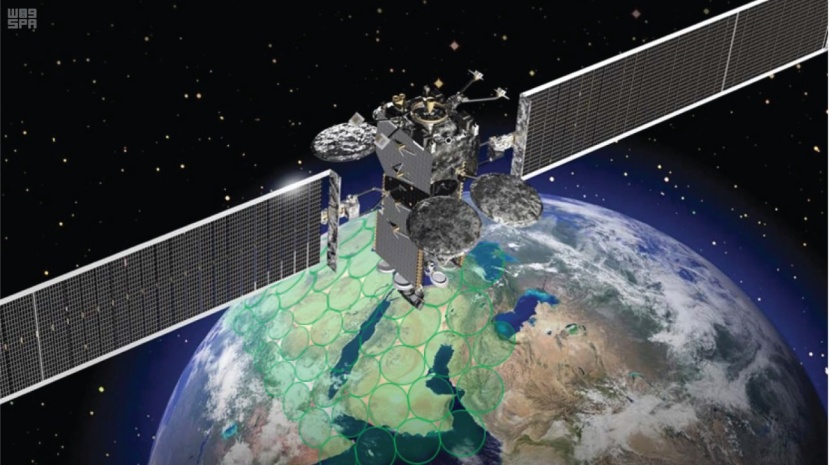 السعودية تطلق قمرها (SGS-1) حاملا توقيع ولي العهد بعبارة "فوق هام السحب"