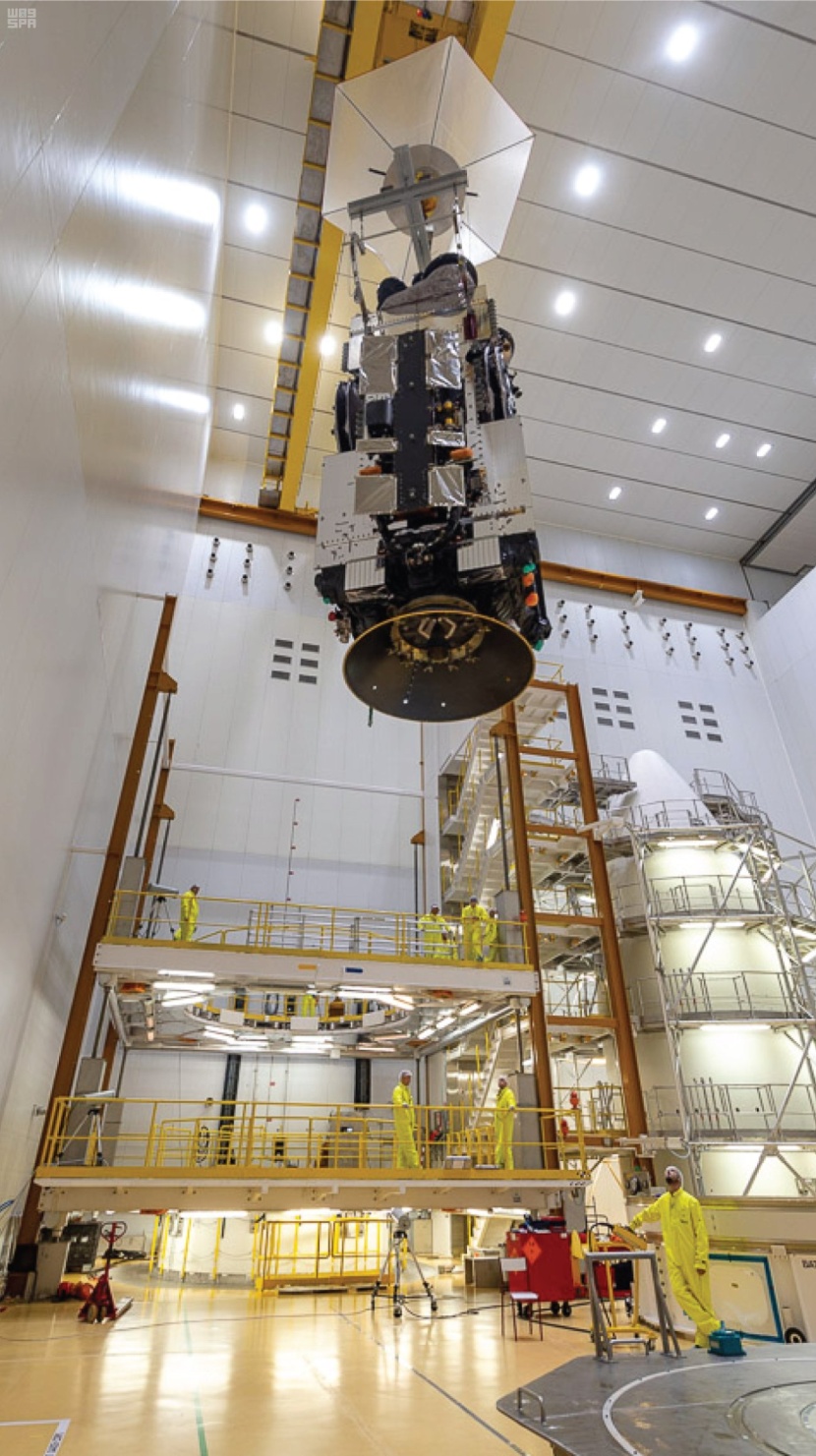السعودية تطلق قمرها (SGS-1) حاملا توقيع ولي العهد بعبارة "فوق هام السحب"