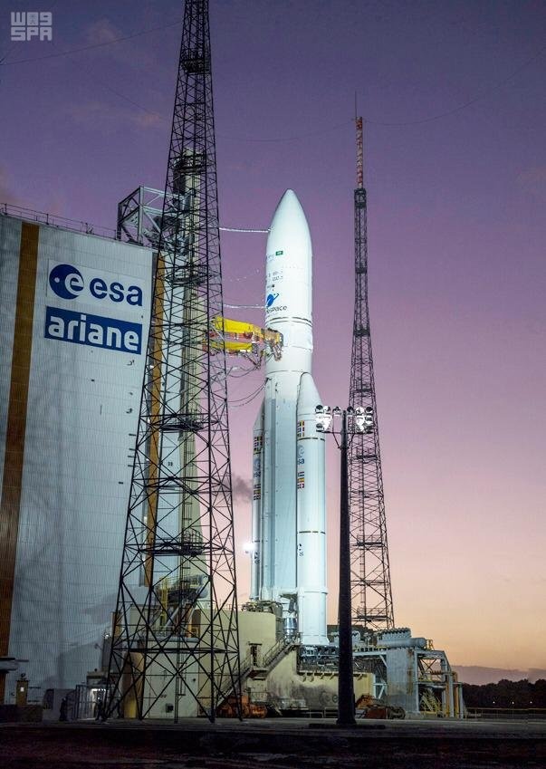 السعودية تطلق قمرها (SGS-1) حاملا توقيع ولي العهد بعبارة "فوق هام السحب"