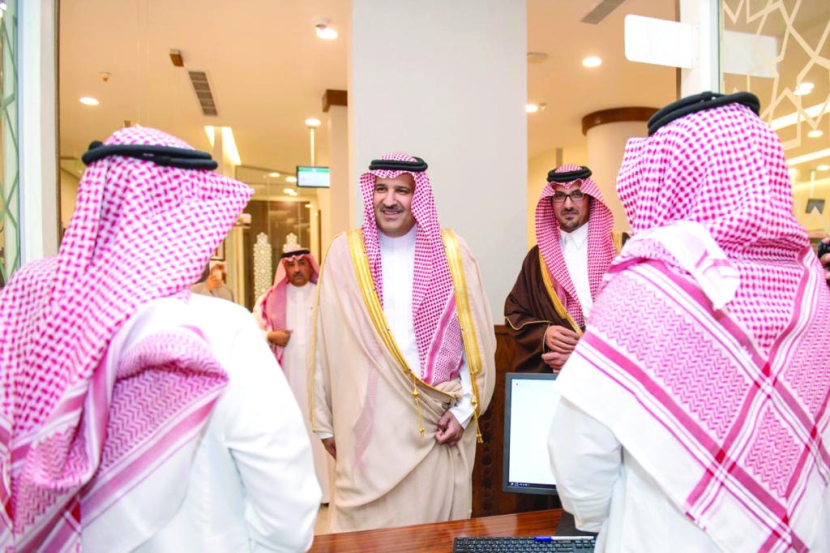 أمير المدينة المنورة يدشن مركز الخدمات الشامل بقسميه الرجالي والنسائي