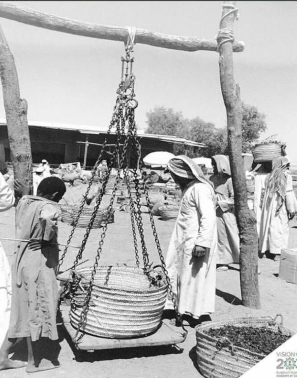 المقياظ.. مناد بسلعة وداعي ضيوف