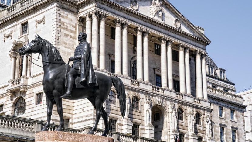 بنك إنجلترا المركزي يبقي على سعر الفائدة الرسمي عند 0.75 %