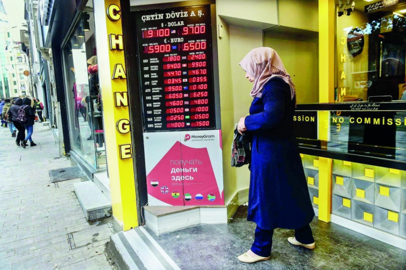  الليرة التركية تهوي 6.8 % .. وتكلفة التأمين على الديون تقفز لأعلى مستوى في 4 أشهر 