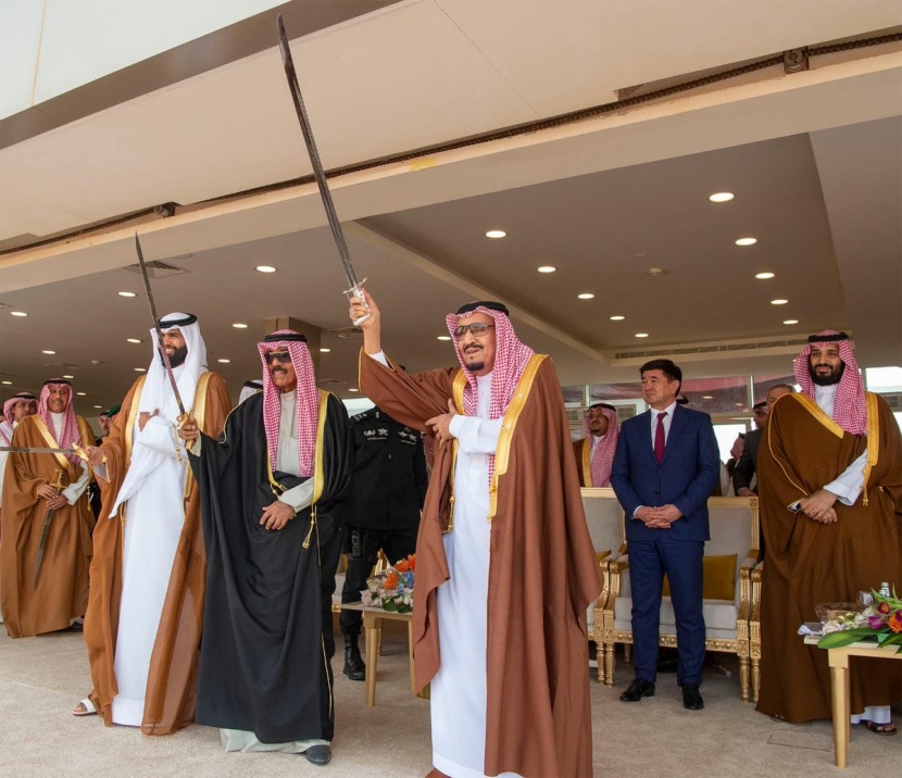 من يد الملك .. تتويج للإبل وملاكها 