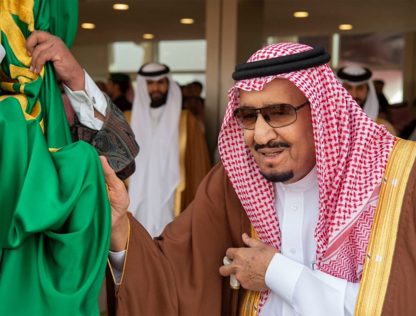 من يد الملك .. تتويج للإبل وملاكها 