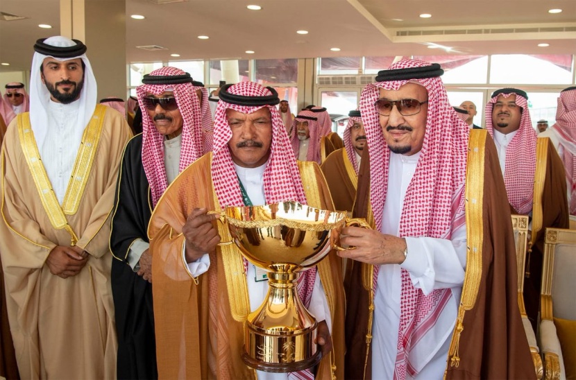 من يد الملك .. تتويج للإبل وملاكها 