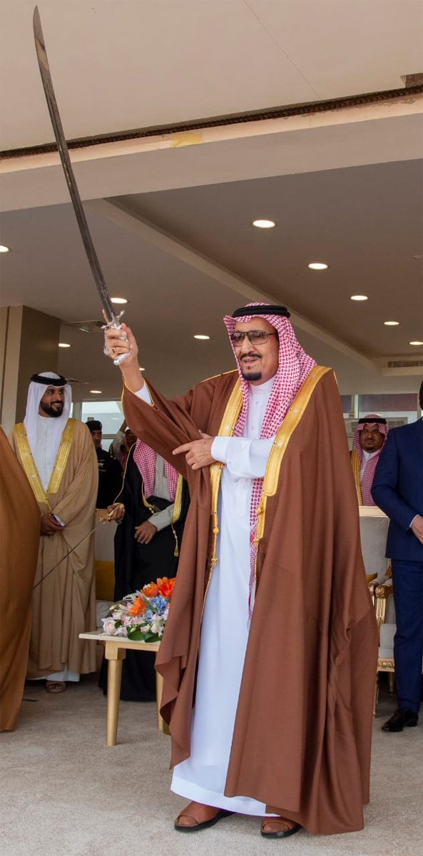 من يد الملك .. تتويج للإبل وملاكها 