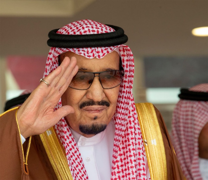 من يد الملك .. تتويج للإبل وملاكها 