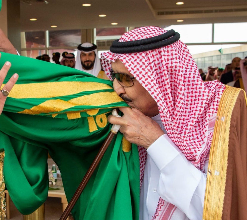 من يد الملك .. تتويج للإبل وملاكها 