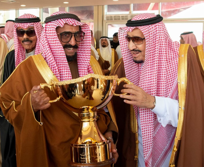 من يد الملك .. تتويج للإبل وملاكها 