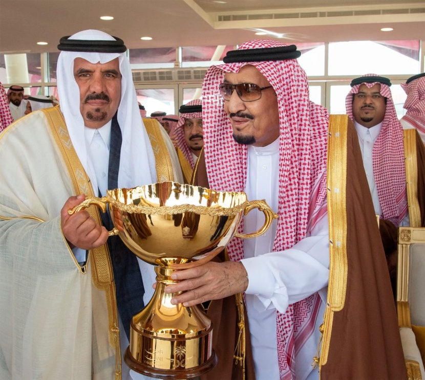 من يد الملك .. تتويج للإبل وملاكها 