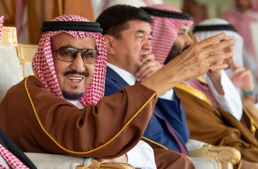من يد الملك .. تتويج للإبل وملاكها 