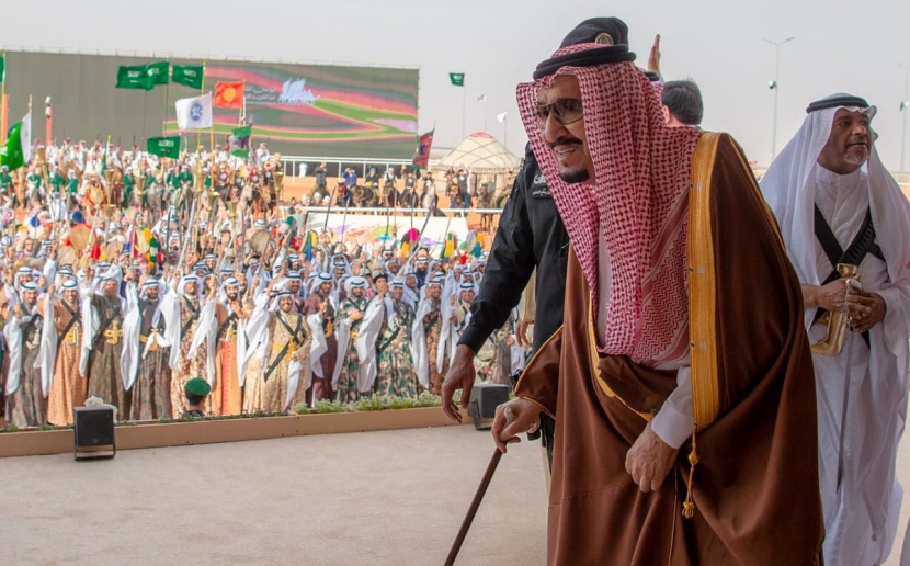 من يد الملك .. تتويج للإبل وملاكها 