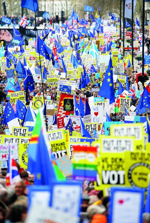 مئات الآلاف يتظاهرون في لندن ضد "بريكست" .. ويطالبون بإجراء استفتاء ثان