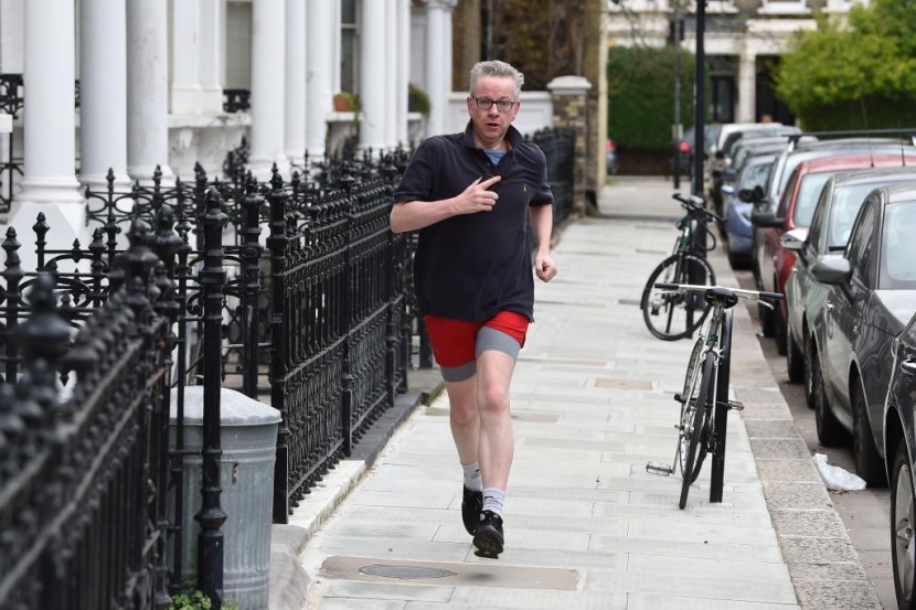 في بريطانيا.. وزير البيئة والغذاء والشؤون الريفية مايكل غوف يمارس رياضة الجري بشكل يومي
